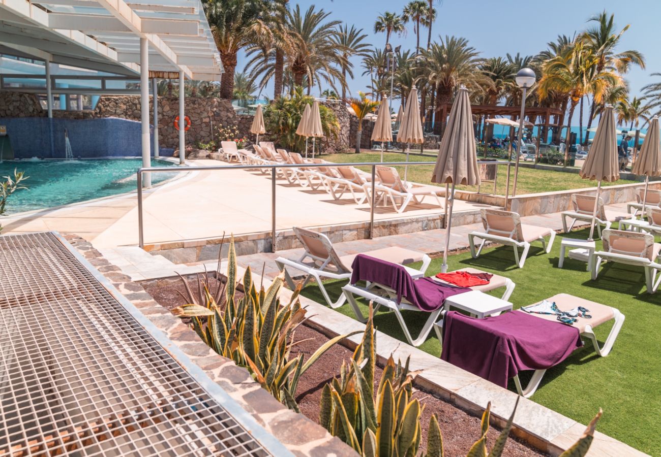 Ferienwohnung in Bahia Feliz - Lujo en primera linea de Mar con Piscina